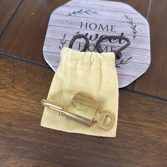 Louis Vuitton - Picture 6 of 9